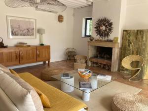 Maison de village de charme à Goult avec piscine et jardin Meublé de tourisme 4 étoiles