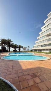 Apartamento frente al mar con una amplia terraza y vistas a la bahía
