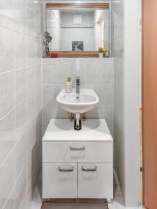 Cozy Apartment near Airport & City Center with Private Garden