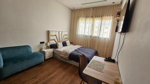 Spacious Private Room next to the airport