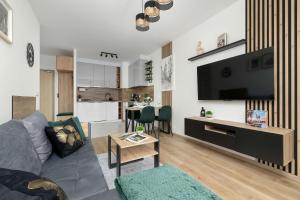 Modny Apartament z Parkingiem i Balkonem by Noclegi Renters