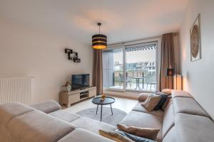 Cozy Coastal Stay in Oostende 2BR, Terrace & Garage