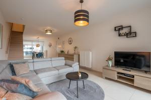 Cozy Coastal Stay in Oostende 2BR, Terrace & Garage