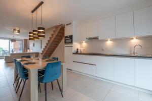 Cozy Coastal Stay in Oostende 2BR, Terrace & Garage