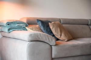 Cozy Coastal Stay in Oostende 2BR, Terrace & Garage