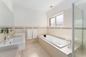 Monash House - Central Clayton