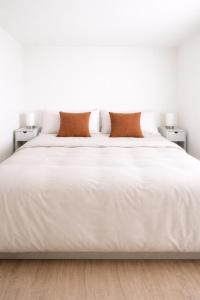 Bright & Fully Equipped 2BR Apartment, 3 min from Beach, Surrounded by Parks