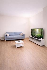 Bright & Fully Equipped 2BR Apartment, 3 min from Beach, Surrounded by Parks
