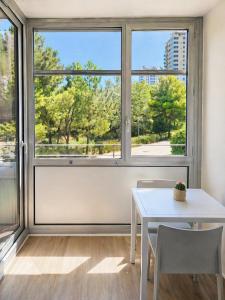 Bright & Fully Equipped 2BR Apartment, 3 min from Beach, Surrounded by Parks