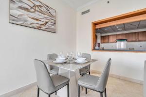 Free Housekeeping Visits During Your Stay - StayShort - Elegant 2 Bedroom in Dubai Marina that Sleeps 4