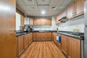 Free Housekeeping Visits During Your Stay - StayShort - Elegant 2 Bedroom in Dubai Marina that Sleeps 4