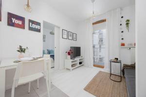 Cozy Apartment with Parking Near EXPO XXI by Noclegi Renters