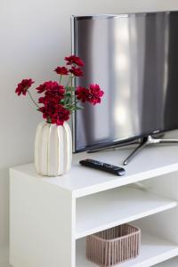 Cozy Apartment with Parking Near EXPO XXI by Noclegi Renters