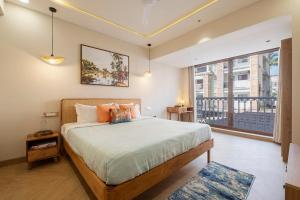Stylish 1BHK in Candolim with Pool & Gym near the Beach by HIREAVILLA