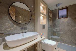 Stylish 1BHK in Candolim with Pool & Gym near the Beach by HIREAVILLA