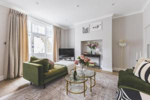Kensington Gardens Sq, Private Entry & Patio, 2 BD