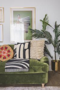 Kensington Gardens Sq, Private Entry & Patio, 2 BD