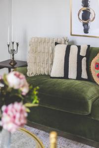 Kensington Gardens Sq, Private Entry & Patio, 2 BD