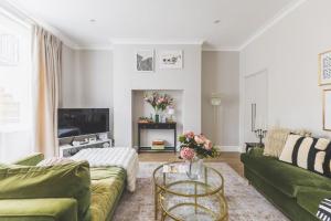 Kensington Gardens Sq, Private Entry & Patio, 2 BD