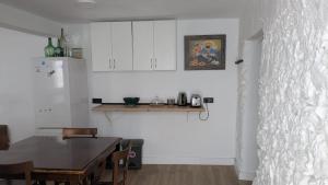 Apartamento con encanto en Tolox Habitación cueva patio y cerca del balneario