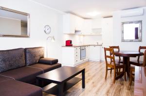 Superior One-Bedroom Apartment with Balcony - 15th Floor room in Hosapartments City Center