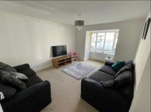 Furnished 4 BR House Parking, Wi-Fi, Kitchen