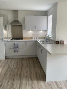 Furnished 4 BR House Parking, Wi-Fi, Kitchen