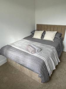 Furnished 4 BR House Parking, Wi-Fi, Kitchen
