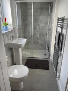 Furnished 4 BR House Parking, Wi-Fi, Kitchen