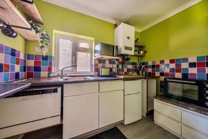 Bright 2-bed Bristol home with garden and parking