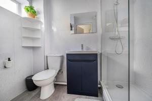 Bright 2-bed Bristol home with garden and parking