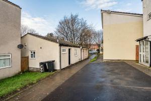 Bright 2-bed Bristol home with garden and parking
