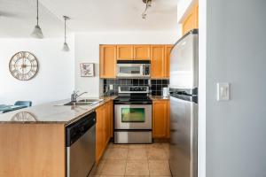 1 Bedroom & Den Condo in the Heart of Toronto DT