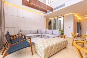 Coastal villa w dock access & pools u401