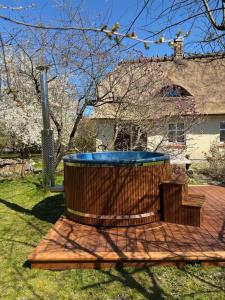OAZA POD STRZECHĄ Klimatyczny dom na wyłączność z jacuzzi i dużym ogrodem