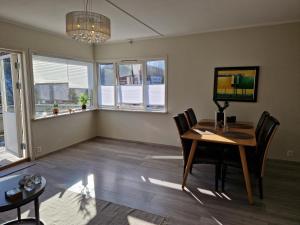 Central,free parking and 10 min walk to train station