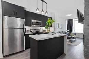 Lux 1 BR-Den DWTN Condo near CN Tower