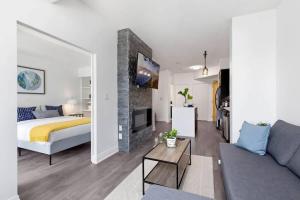 Lux 1 BR-Den DWTN Condo near CN Tower
