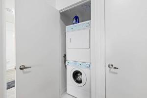 Lux 1 BR-Den DWTN Condo near CN Tower