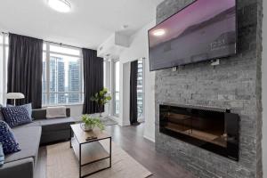 Lux 1 BR-Den DWTN Condo near CN Tower