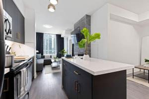 Lux 1 BR-Den DWTN Condo near CN Tower