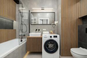 Nowoczesny Apartament z Balkonem i Parkingiem by Noclegi Renters