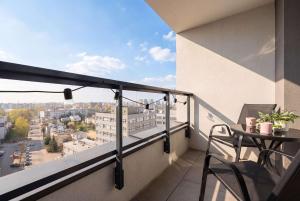 Nowoczesny Apartament z Balkonem i Parkingiem by Noclegi Renters