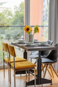 Bright Apartment Okrzei in Warsaw Near PGE by Noclegi Renters