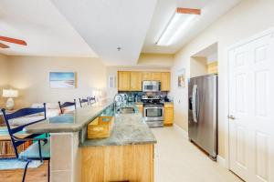 Spacious condo with gulf views Gym Shopping
