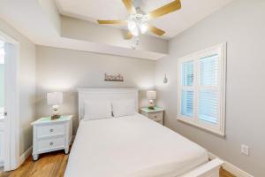 Spacious condo with gulf views Gym Shopping