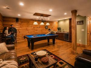 Resort-Style Cabin Escape Hottub & VIEWS!