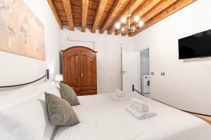 Armida Flat by Fenix