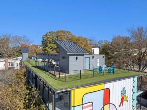 ~The Amelia~ Rooftop | Skyline | Cozy | Walkable