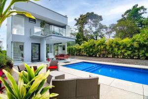 House of Views, King Bed, Volcano View